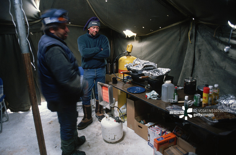在炊事帐篷里取暖图片素材
