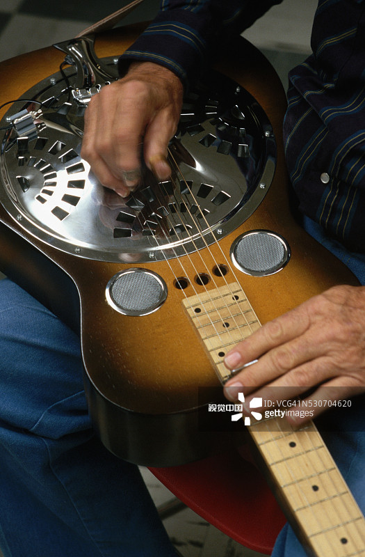 弹奏共鸣吉他的男人图片素材