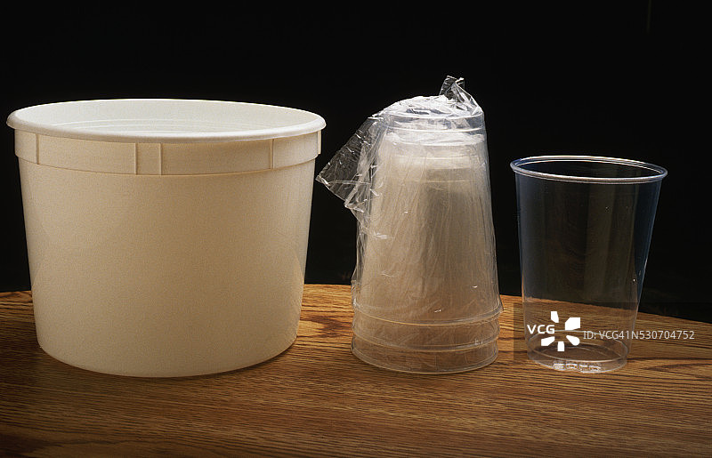 塑料杯和冰桶图片素材