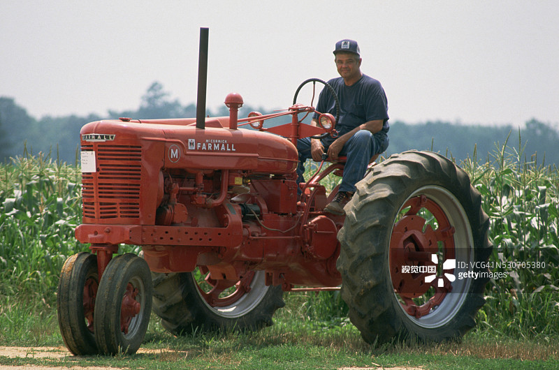 弗雷德·唐宁和古董拖拉机图片素材