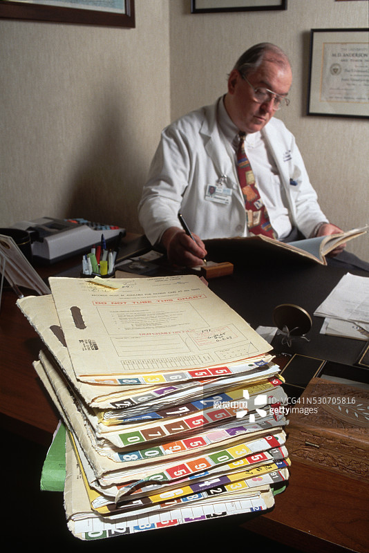 保罗·安德伍德医生阅读病历图片素材