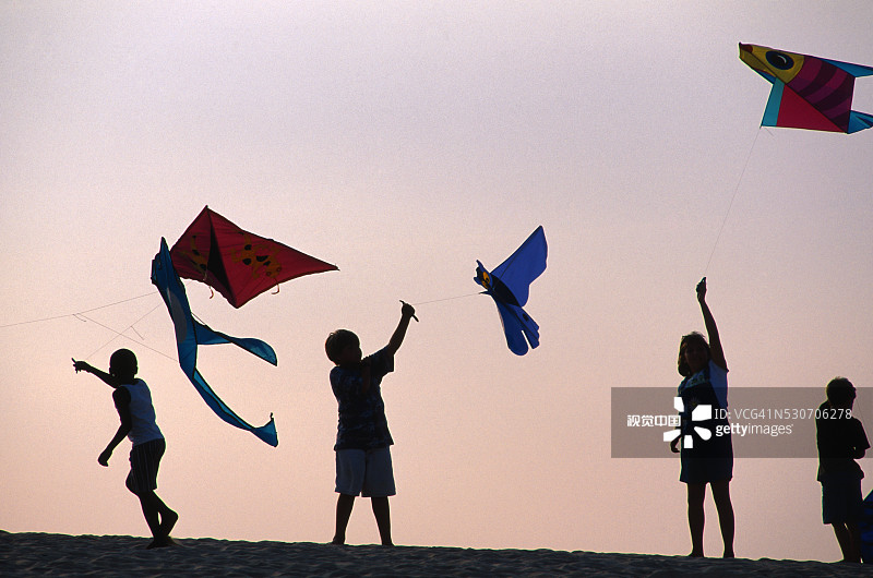 儿童放风筝图片素材