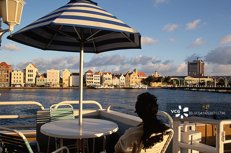 圣安妮湾旁的持伞女子图片素材