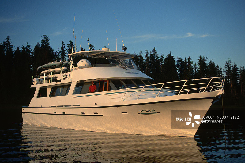 游艇Sumdum日落时分停泊图片素材