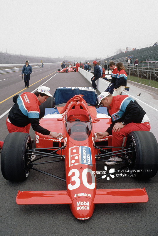 印第安纳波利斯500赛车比赛中维修站工作人员检修赛车图片素材