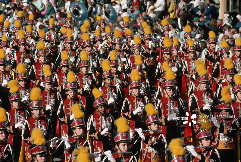 玫瑰花车游行中的高中军乐队图片素材