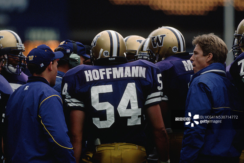 哈士奇队员与教练围在一起图片素材