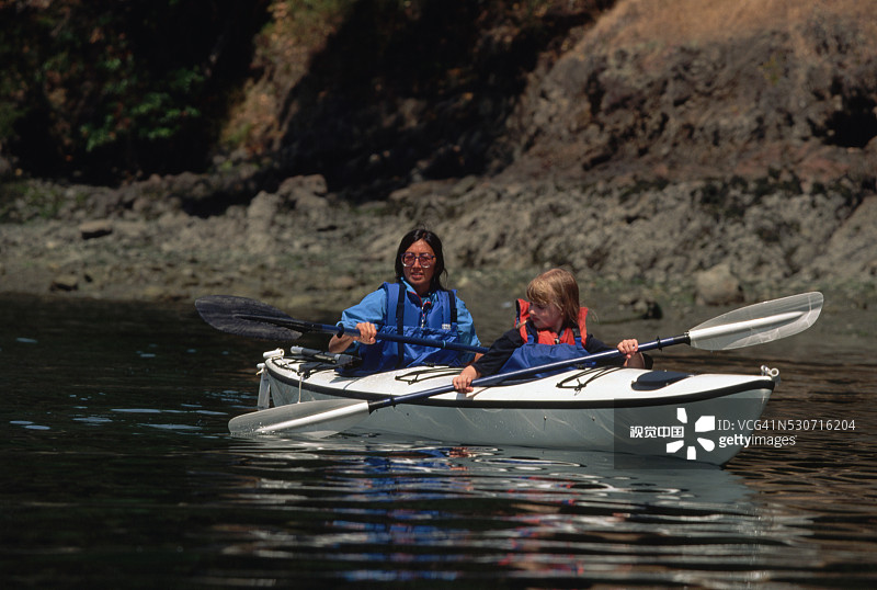 母女划海上皮划艇图片素材