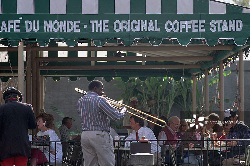 在咖啡馆演奏的长号手图片素材