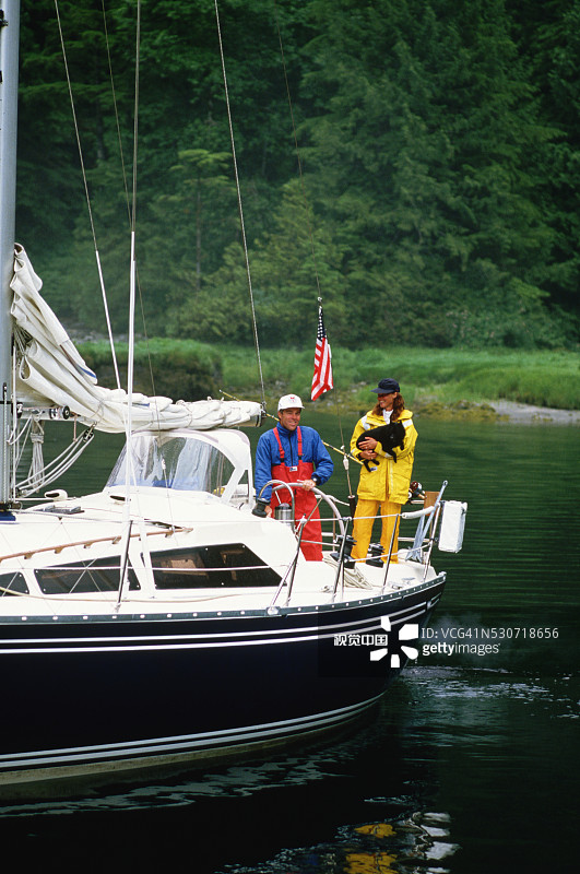 情侣站在帆船甲板上图片素材
