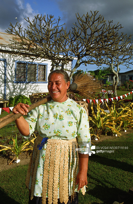手持扫帚的汤加女人图片素材