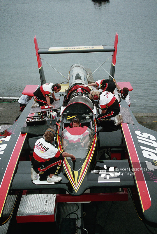 T-Plus 小姐在维修站图片素材