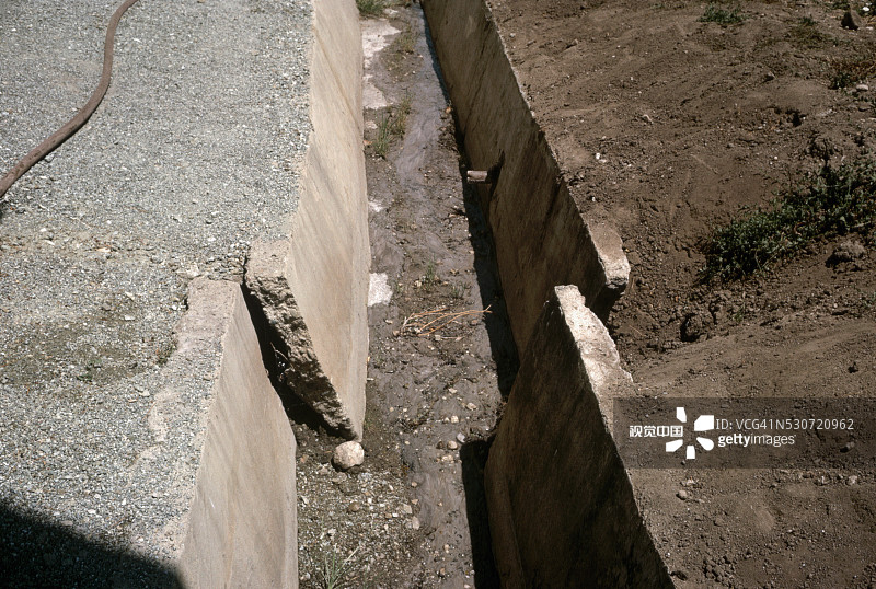 断层蠕变的损坏图片素材