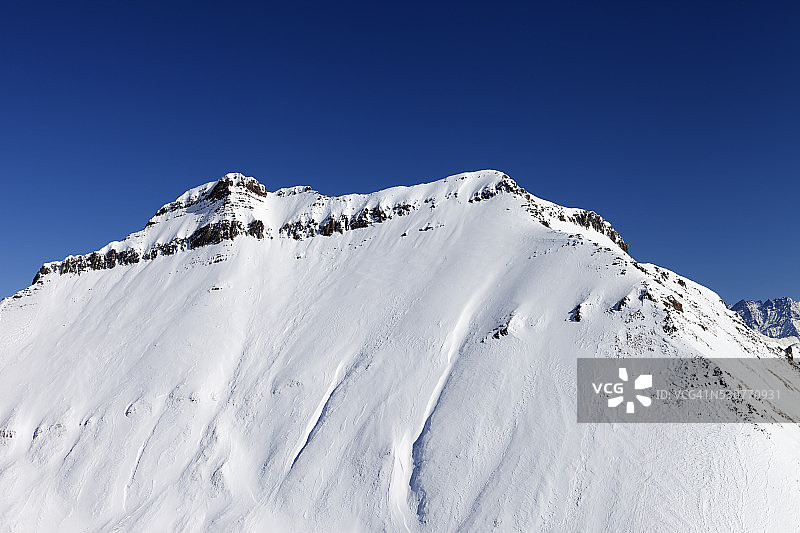 阳光下的雪岩图片素材