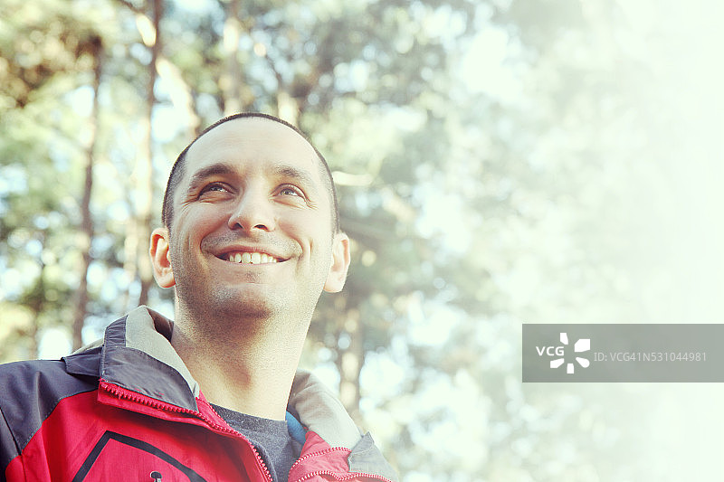 男人在森林中摆姿势图片素材