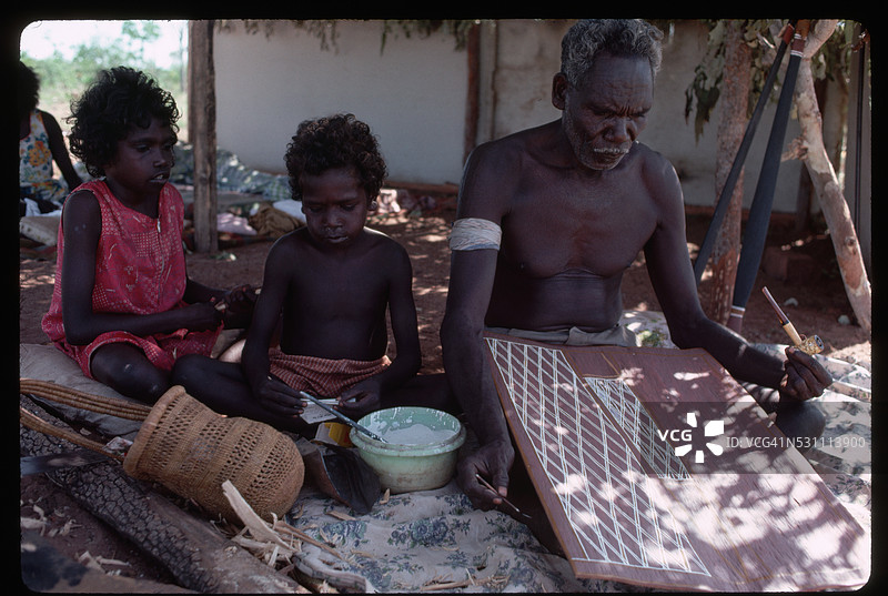 澳大利亚土著人在进行树皮画创作图片素材