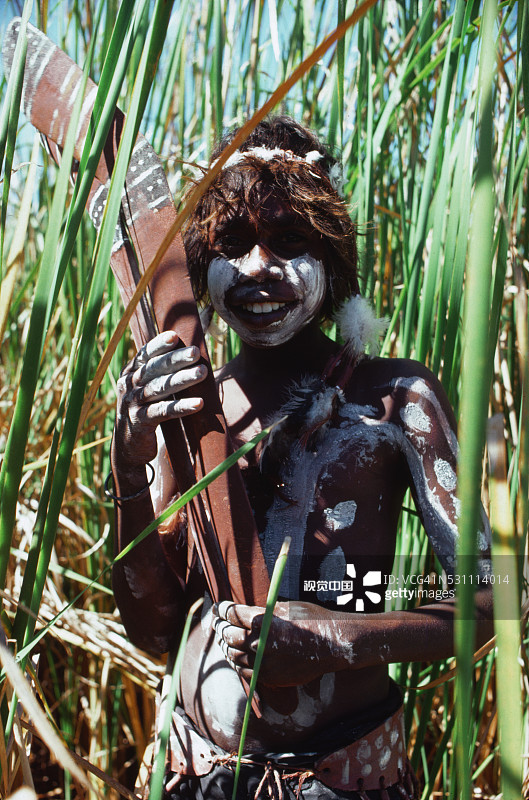 身着仪式彩绘的少数民族人图片素材