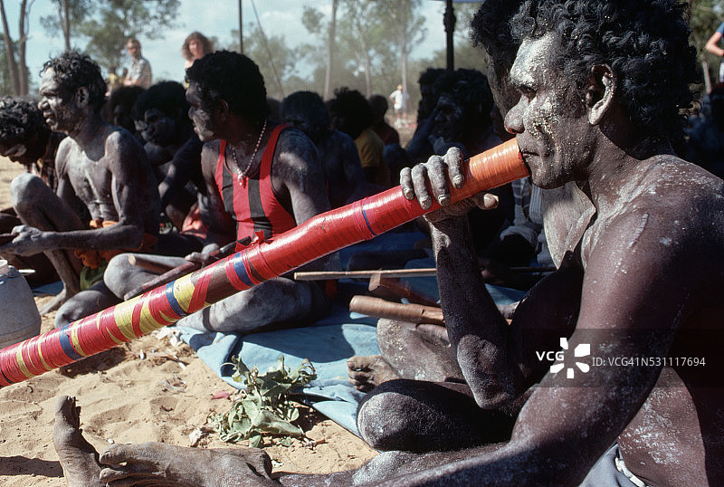 澳大利亚土著居民演奏迪吉里杜管图片素材