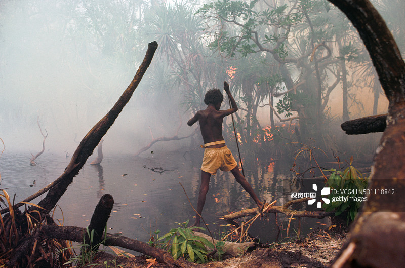 土著农民开始放火图片素材