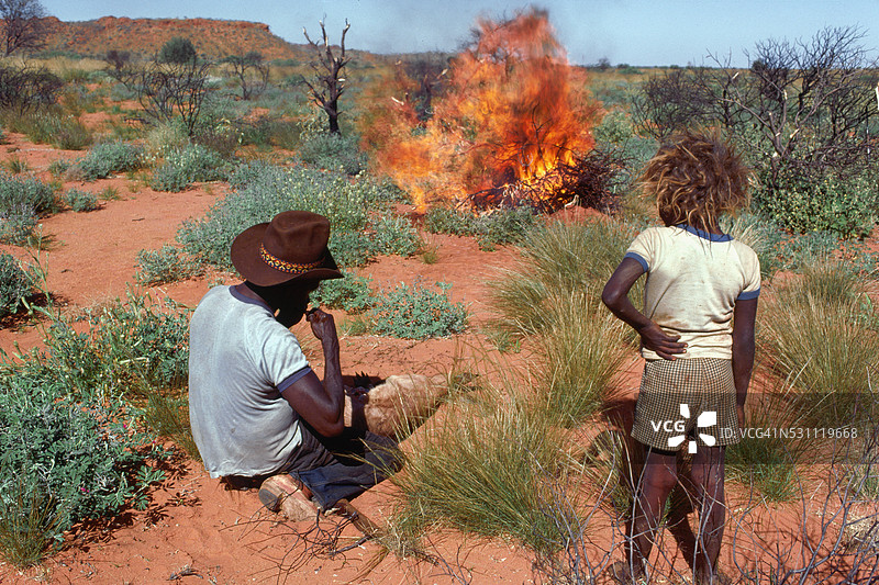 土著人点火图片素材