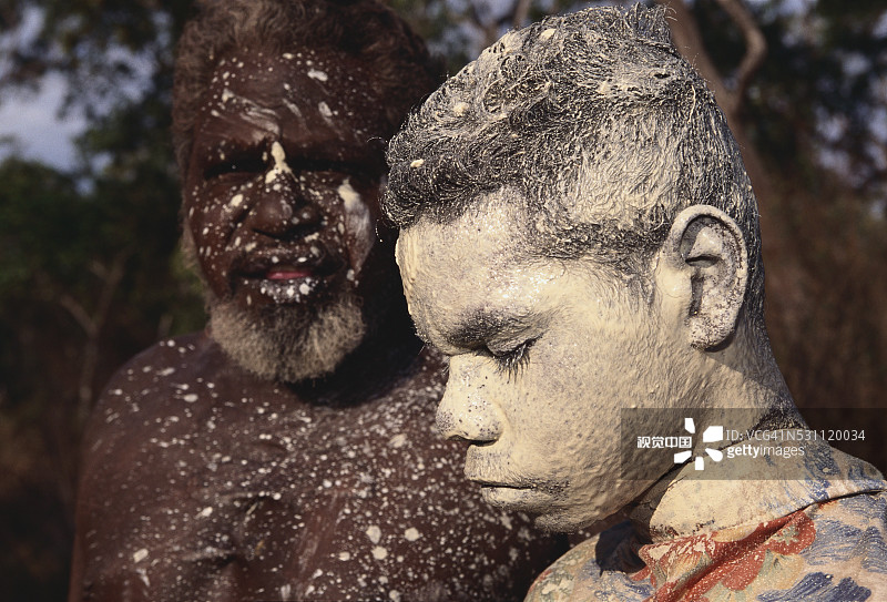 准备参加成人礼的澳大利亚土著男孩图片素材