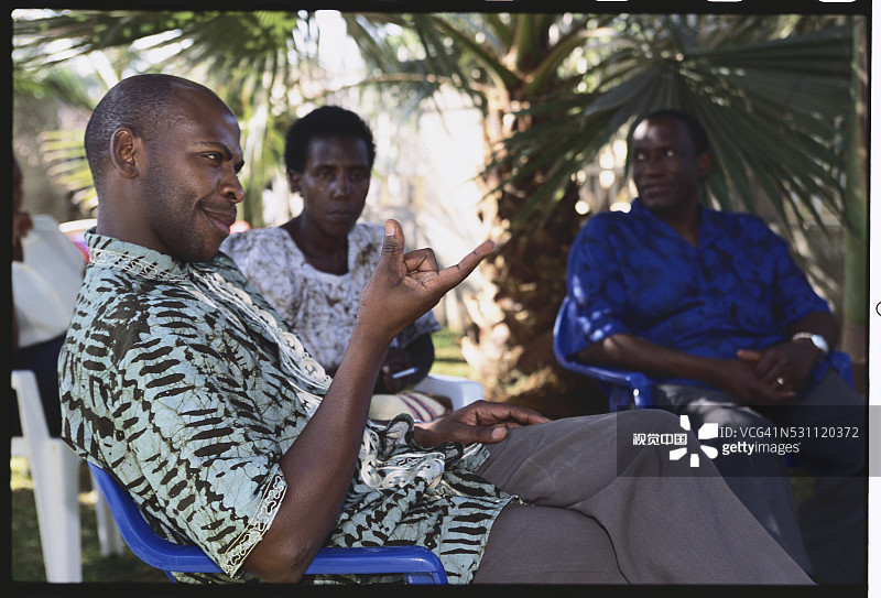 詹姆斯·姆瓦达使用手语图片素材