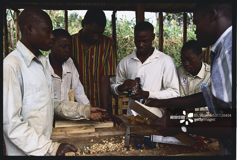 车间里残疾青年男性图片素材