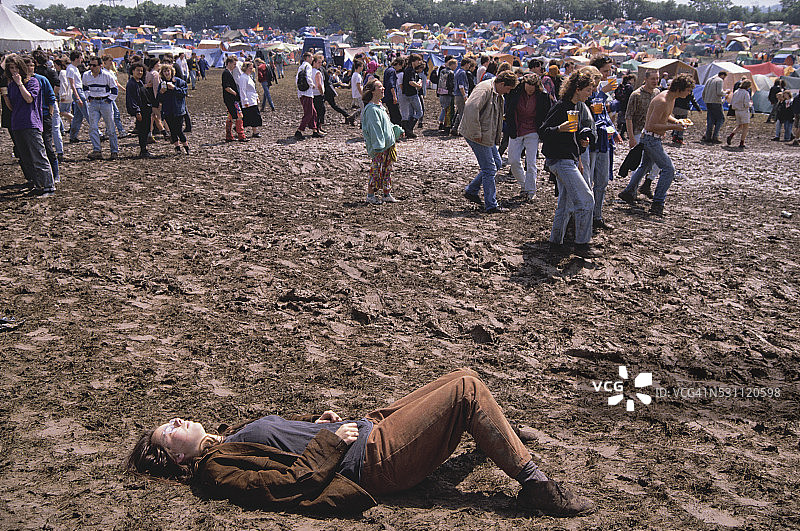 格拉斯顿伯里的泥地里的人群图片素材