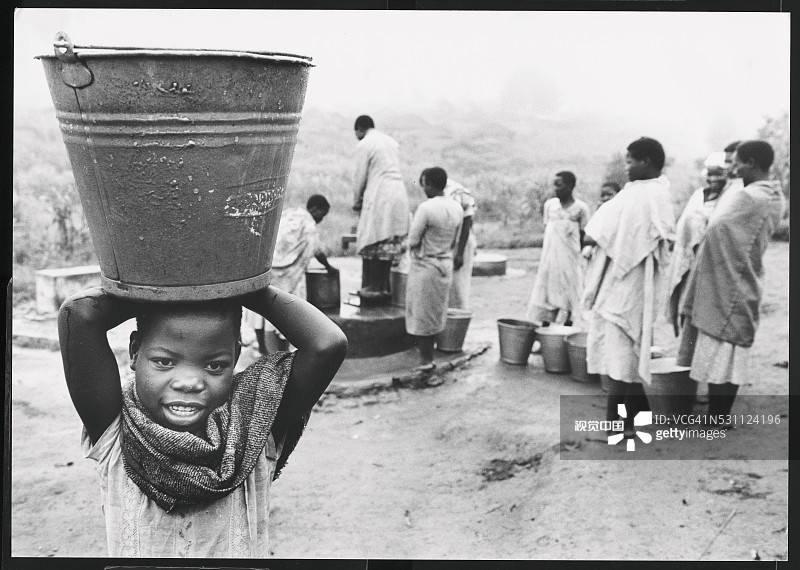 孩子头顶水桶图片素材