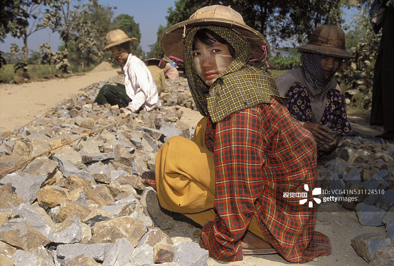 女孩和妇女在修路图片素材