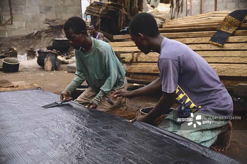 纺织工人在制作肯特布图片素材