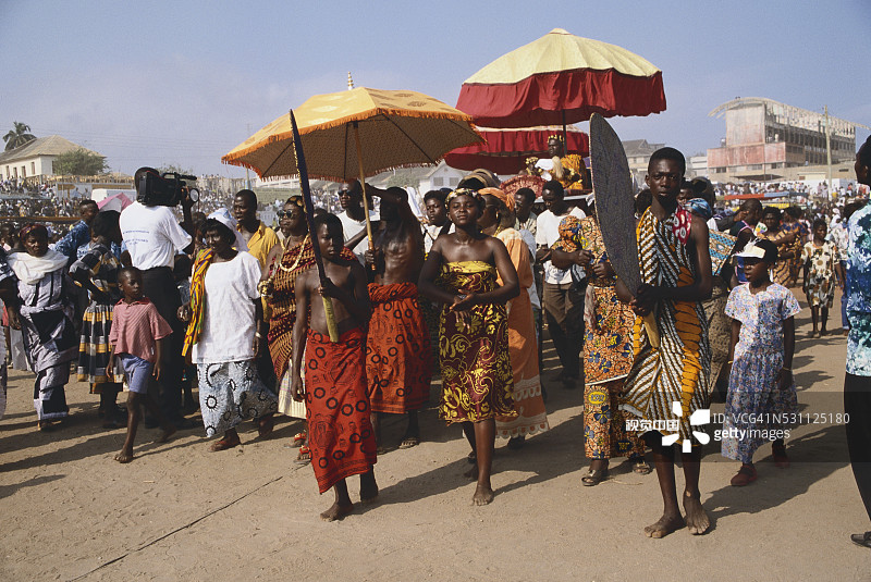 节日上身着传统服饰的游行参与者图片素材