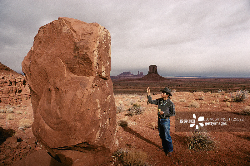 纳瓦霍族男子祈祷图片素材