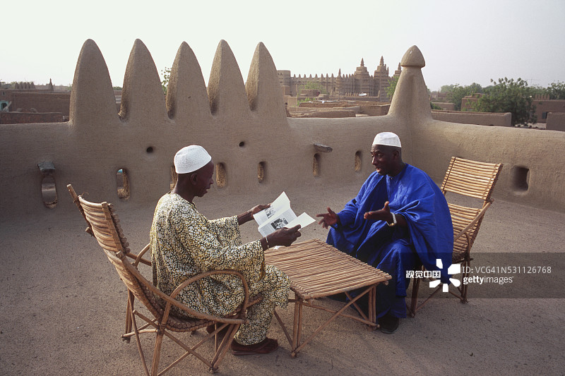 男人在屋顶上交谈图片素材