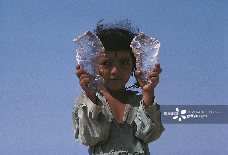 出售云母的年轻柏柏尔女孩图片素材