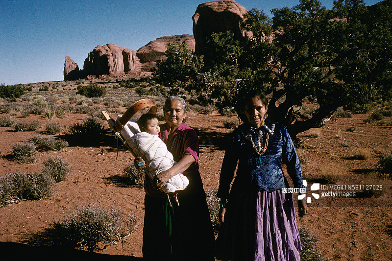 纪念碑谷中的纳瓦霍女婴和家人图片素材