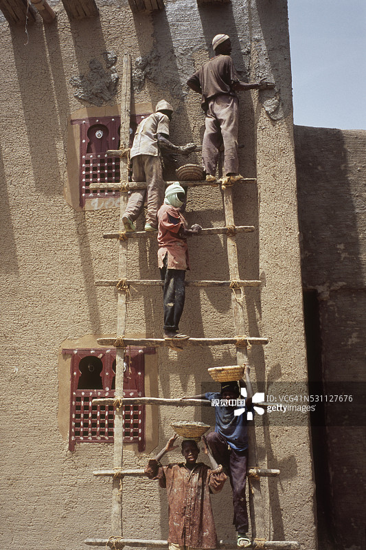 工人粗略地建造房屋图片素材
