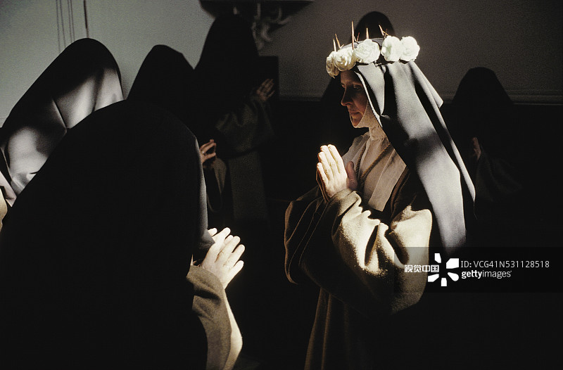 祈祷的修女图片素材