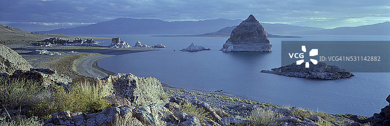 金字塔湖中的金字塔岩石图片素材