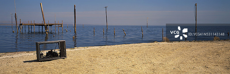 岸边废弃的电视机图片素材