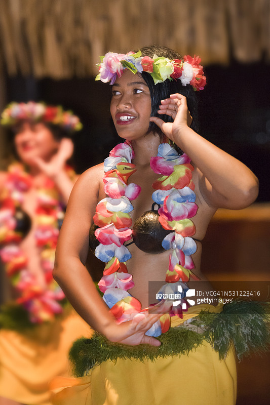 身着传统服饰的艾图塔基岛舞蹈演员图片素材