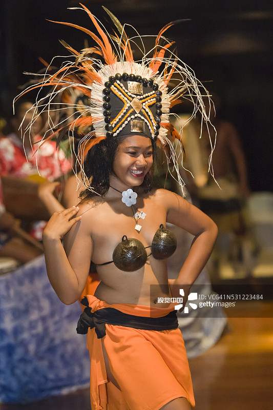 身着传统服饰的艾图塔基岛舞蹈演员图片素材