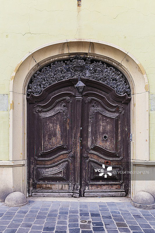 布达佩斯建筑中的古老门图片素材