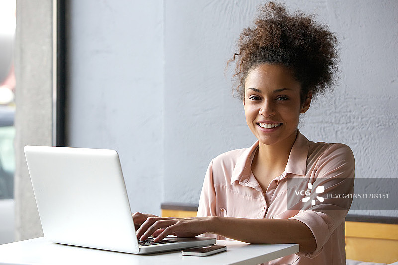 在办公室使用笔记本电脑的年轻女人图片素材