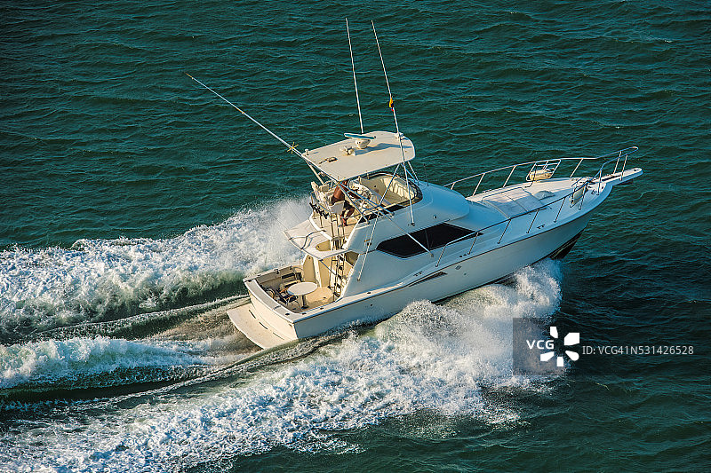 一艘运动型钓鱼游艇快速行驶图片素材
