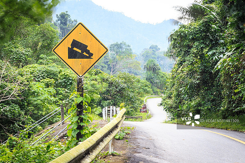 陡峭道路警告标志，山坡上的卡车图片素材