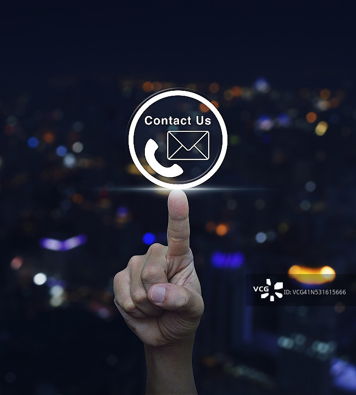 按下电话和邮件图标按钮，联系我们概念图片素材