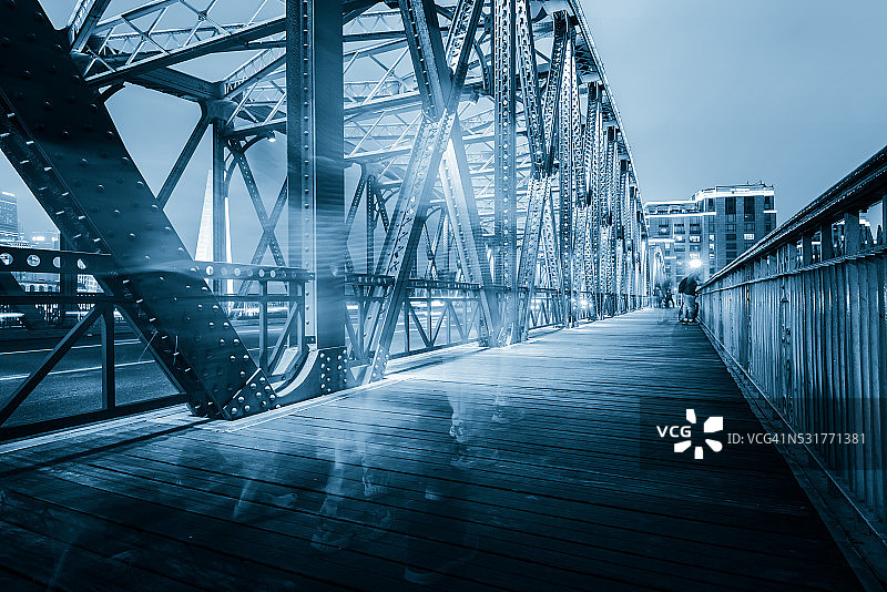 上海外白渡桥内的夜间交通灯图片素材