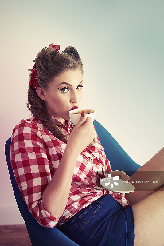 舒适扶手椅中的美味咖啡图片素材