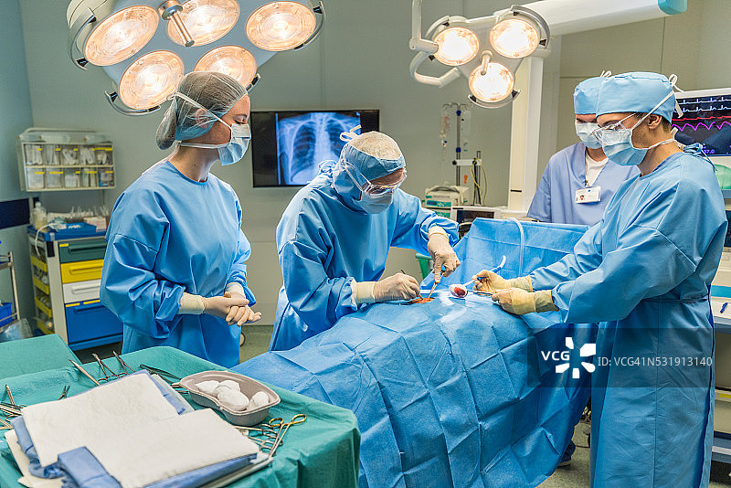 外科医生在手术室图片素材